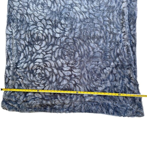 Marlo Lorenz THRO Plush Throw Blanket Gray Rosette Design Velvety Soft 42 x 58 - Picture 6 of 10